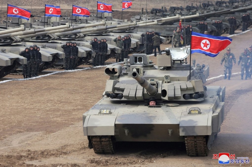 Mr. Kim Jong-un test drove the `world's most powerful` tank 0