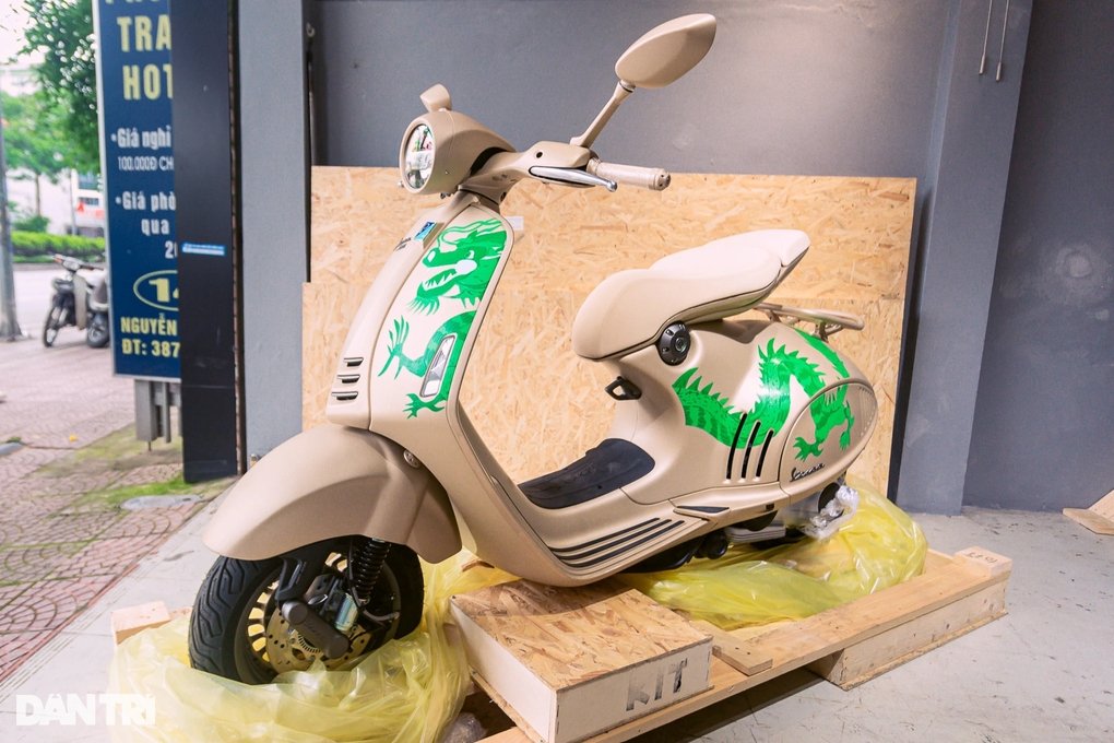 Vespa 946 Dragon is priced at more than 700 million VND, the scooter is as expensive as a 7-seat car 0